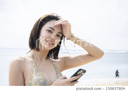穿著泳衣看海的年輕女子 130657804