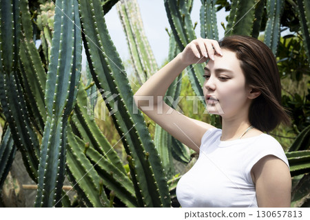 站在仙人掌前的美麗的女人 130657813