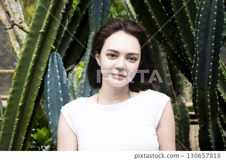 站在仙人掌前的美麗的女人 130657818