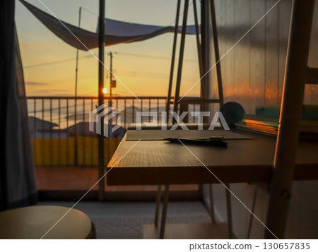 Sunny desk 130657835