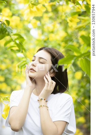 三角梅和一個可愛的女人 130657944