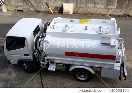Small tanker truck (Mitsubishi Fuso Canter 8th generation) Small tanker truck (Mitsubishi Fuso Canter 8th generation) 130658194