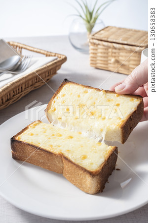 Crispy and melty cheese toast 130658383
