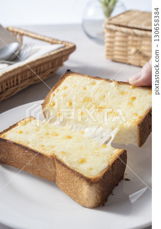 Crispy and melty cheese toast 130658384