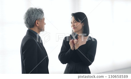 中年夫婦送禮物 130658589