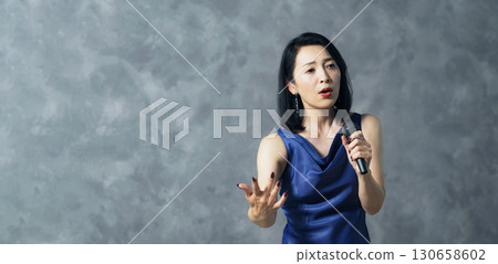 女歌手用麥克風唱歌 女歌手用麥克風唱歌 130658602
