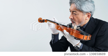 中年男子檢查小提琴 130658609