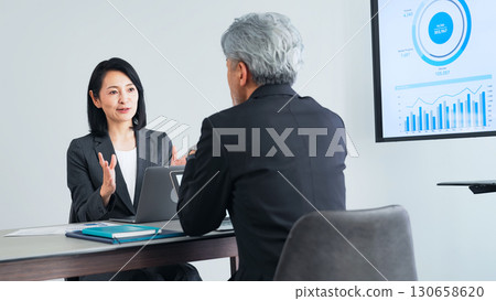一群商務人士在大螢幕顯示器前開會 一群商務人士在大螢幕顯示器前開會 130658620