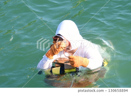 Fishing and female divers 130658894