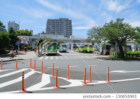 Saginuma Station on the Denentoshi Line and lush street trees Saginuma Station on the Denentoshi Line and lush street trees 130658983