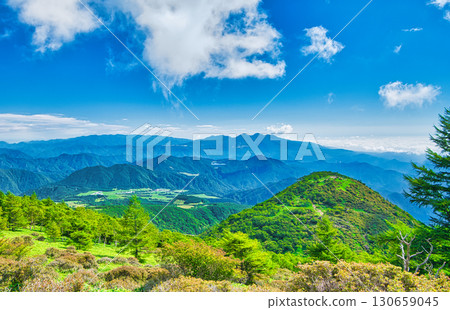 從栃木縣日光霧降高原的登山道上眺望丸山，遠處可見小纈牧場 130659045