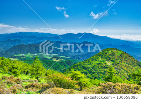 從栃木縣日光霧降高原的登山道上眺望丸山，遠處可見小纈牧場 130659086