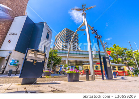 日本橫濱的城市景觀，包括一個藍色的郵箱（深藍色的郵箱）和橫濱著名的購物街元町 130659209
