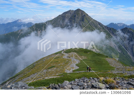 天空中的垂直跑道 130661098