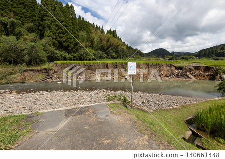 2025年九州暴雨造成的損害：鹿兒島縣姶良市橋樑和道路被沖毀的後果 130661338