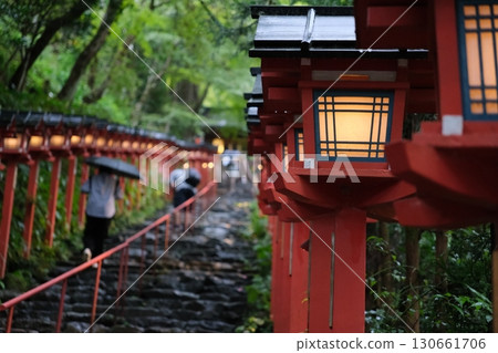 在雨中,神社的紅燈籠和石階照亮了參拜之路 在雨中,神社的紅燈籠和石階照亮了參拜之路 130661706
