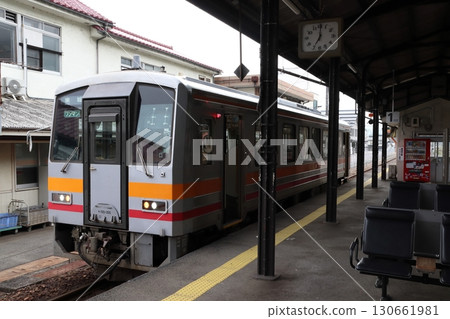 Geibi Line Kiha 120 series train parked at Niimi Station (Niimi ⇔ Bingo-Ochiai) 130661981