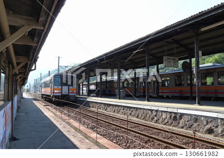 Geibi Line Kiha 120 series train parked at Niimi Station (Niimi ⇔ Bingo-Ochiai) Geibi Line Kiha 120 series train parked at Niimi Station (Niimi ⇔ Bingo-Ochiai) 130661982