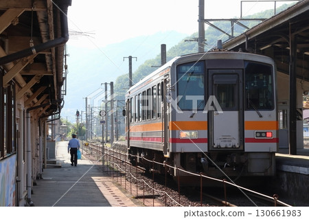 Geibi Line Kiha 120 series train parked at Niimi Station (Niimi ⇔ Bingo-Ochiai) Geibi Line Kiha 120 series train parked at Niimi Station (Niimi ⇔ Bingo-Ochiai) 130661983