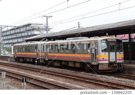 嶋新線きけ120係電車(津山⇔新見)停在新見站 嶋新線きけ120係電車(津山⇔新見)停在新見站 130662205