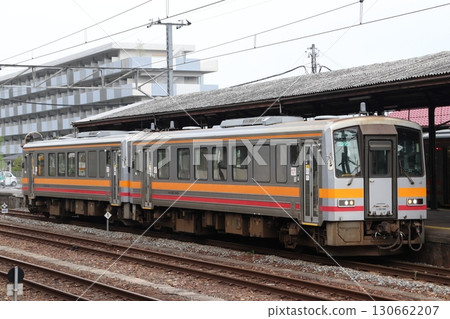 嶋新線きけ120係電車(津山⇔新見)停在新見站 嶋新線きけ120係電車(津山⇔新見)停在新見站 130662207