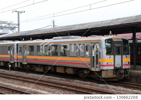 嶋新線きけ120係電車(津山⇔新見)停在新見站 嶋新線きけ120係電車(津山⇔新見)停在新見站 130662208
