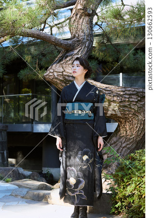 一位身著和服的女子站在松樹前 | 日本花園,日式風格,肖像 一位身著和服的女子站在松樹前 | 日本花園,日式風格,肖像 130662593