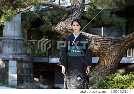 一位身著和服的女子站在松樹前 | 日本花園,日式風格,肖像 一位身著和服的女子站在松樹前 | 日本花園,日式風格,肖像 130662594