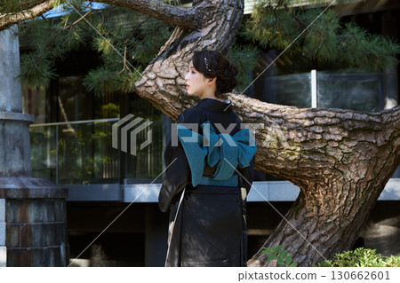 A woman in a kimono standing in front of a pine tree | Japanese garden, Japanese style, portrait 130662601