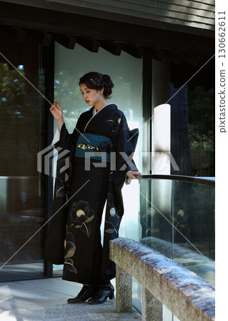 神社中身著傳統日式服裝的女性肖像 | 和服、神社、傳統之美 130662611