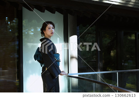 神社中身著傳統日式服裝的女性肖像 | 和服、神社、傳統之美 130662613