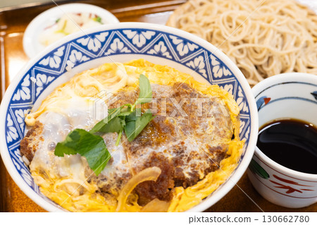 美味蕎麥麵店的豬排蓋飯和蕎麥麵套餐 美味蕎麥麵店的豬排蓋飯和蕎麥麵套餐 130662780
