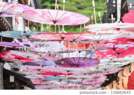 巷子裡掛著五顏六色的雨傘 巷子裡掛著五顏六色的雨傘 130663645