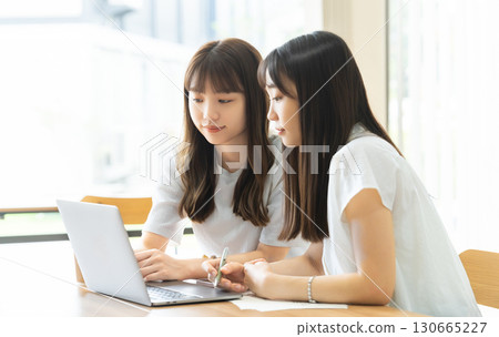 兩位女商人開會 兩位女商人開會 130665227