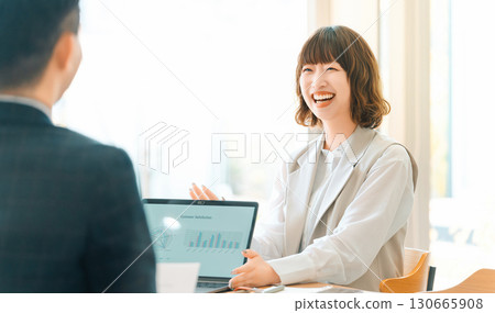 兩個商人,一男一女,開會 兩個商人,一男一女,開會 130665908