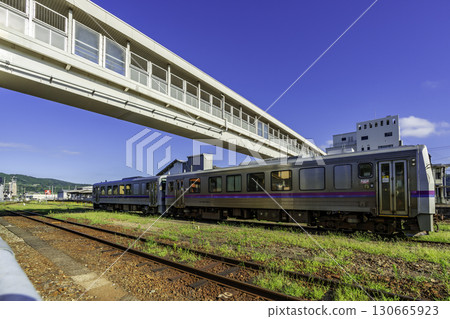 JR Miyoshi Station platform, Miyoshi City, Hiroshima Prefecture JR Miyoshi Station platform, Miyoshi City, Hiroshima Prefecture 130665923