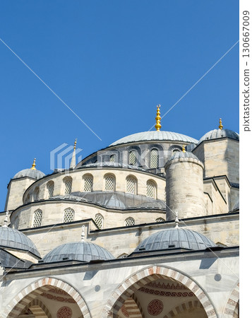 Architectural domes of the blue mosque against the background of a clear sky 130667009