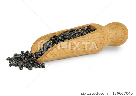 Black bean or Urad dal, black gram, vigna mungo in wooden scoop isolated on the white background Black bean or Urad dal, black gram, vigna mungo in wooden scoop isolated on the white background 130667049