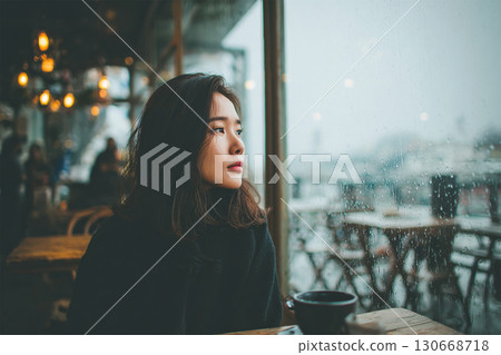 下雨天,一位女士在窗邊凝視著外面 下雨天,一位女士在窗邊凝視著外面 130668718