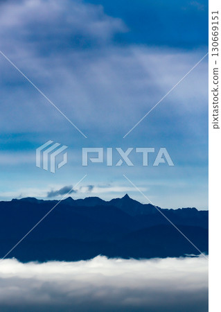 雲海山巒的美麗藍色 130669151