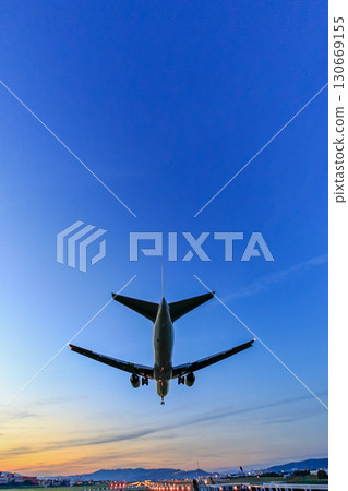 一架降落的飛機和美麗的夜空 130669155