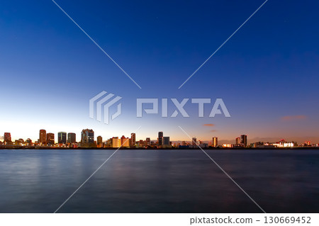 水面上倒映的美麗城市夜景_超廣角 水面上倒映的美麗城市夜景_超廣角 130669452