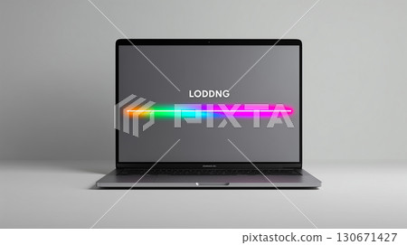 安靜的桌子上,筆記型電腦閃耀著美麗而現代的光芒。 安靜的桌子上,筆記型電腦閃耀著美麗而現代的光芒。 130671427