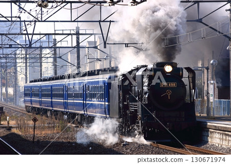 經過特別裝飾的蒸汽機車“水上號”由D51-498型機車牽引,在上越線上全速行駛。照片拍攝於2010年11月28日。 經過特別裝飾的蒸汽機車“水上號”由D51-498型機車牽引,在上越線上全速行駛。照片拍攝於2010年11月28日。 130671974