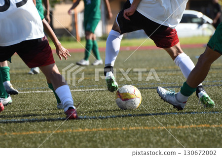 運球的足球運動員 130672002