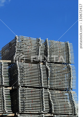 堆疊的鷹架材料（建築框架）的圖像 130672417