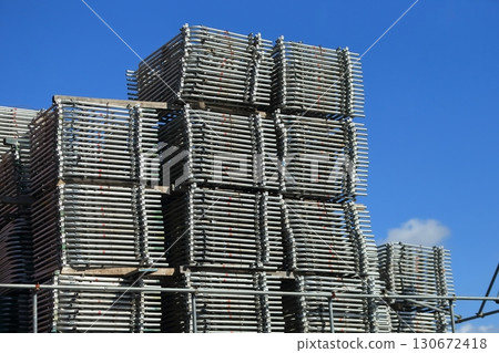 堆疊的鷹架材料（建築框架）的圖像 130672418
