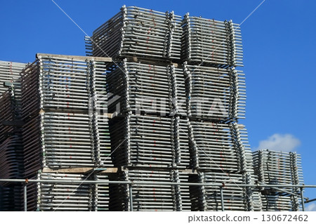 堆疊的鷹架材料（建築框架）的圖像 130672462