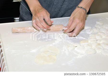 How to make homemade gyoza 130672505