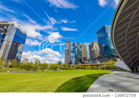 Grand Front Osaka（陽光明媚的九月早晨） 130672759